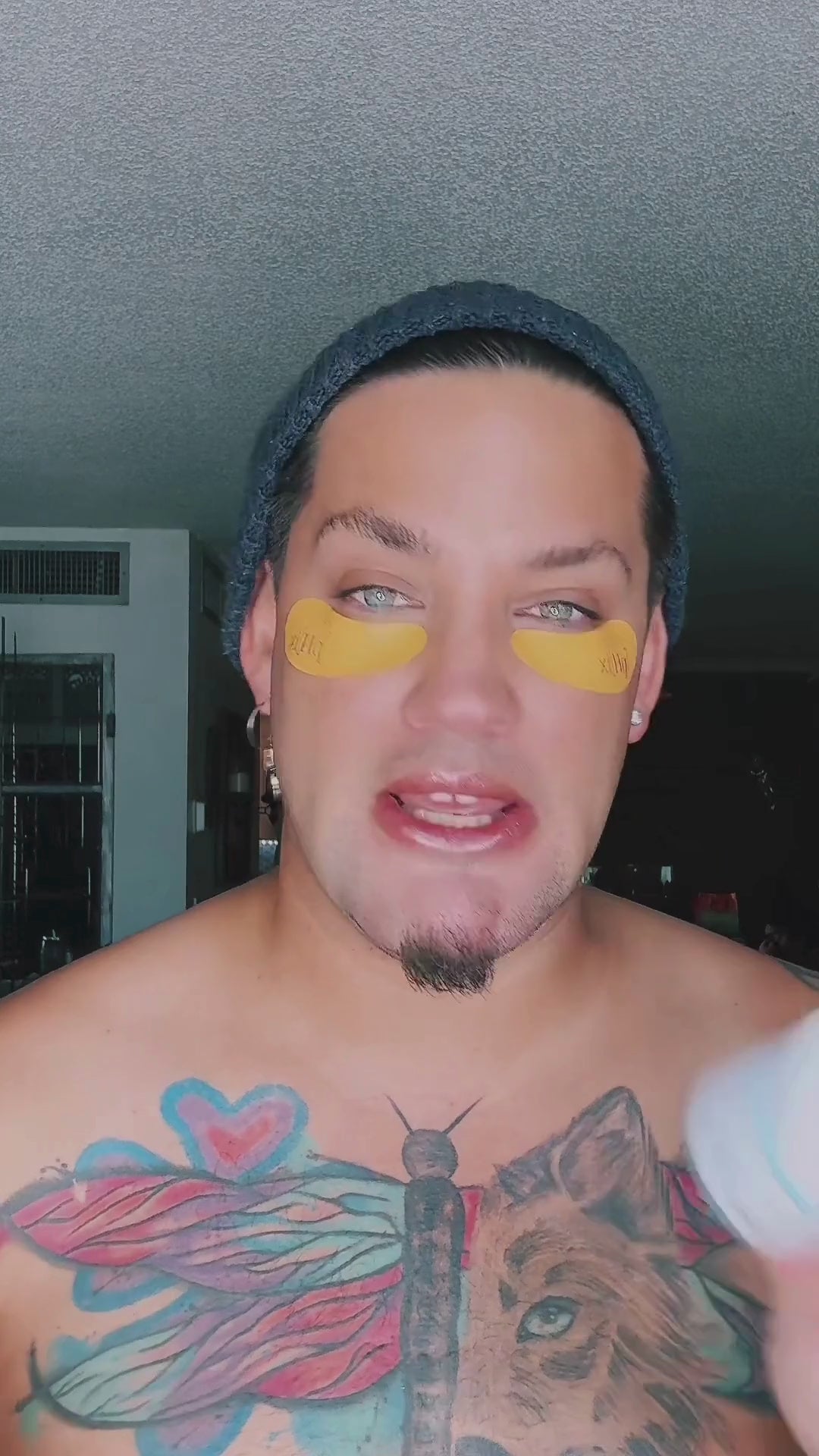 Man reviews The phix Reusable Eye mask for under eyes.